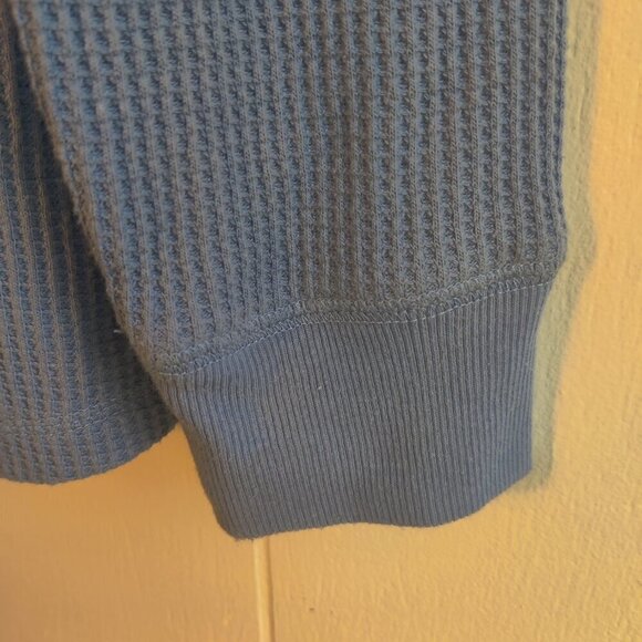 Cotton Pullover in a Waffle weave fabric. Blue Grey Colorway V-neck with buttons - Picture 5 of 6